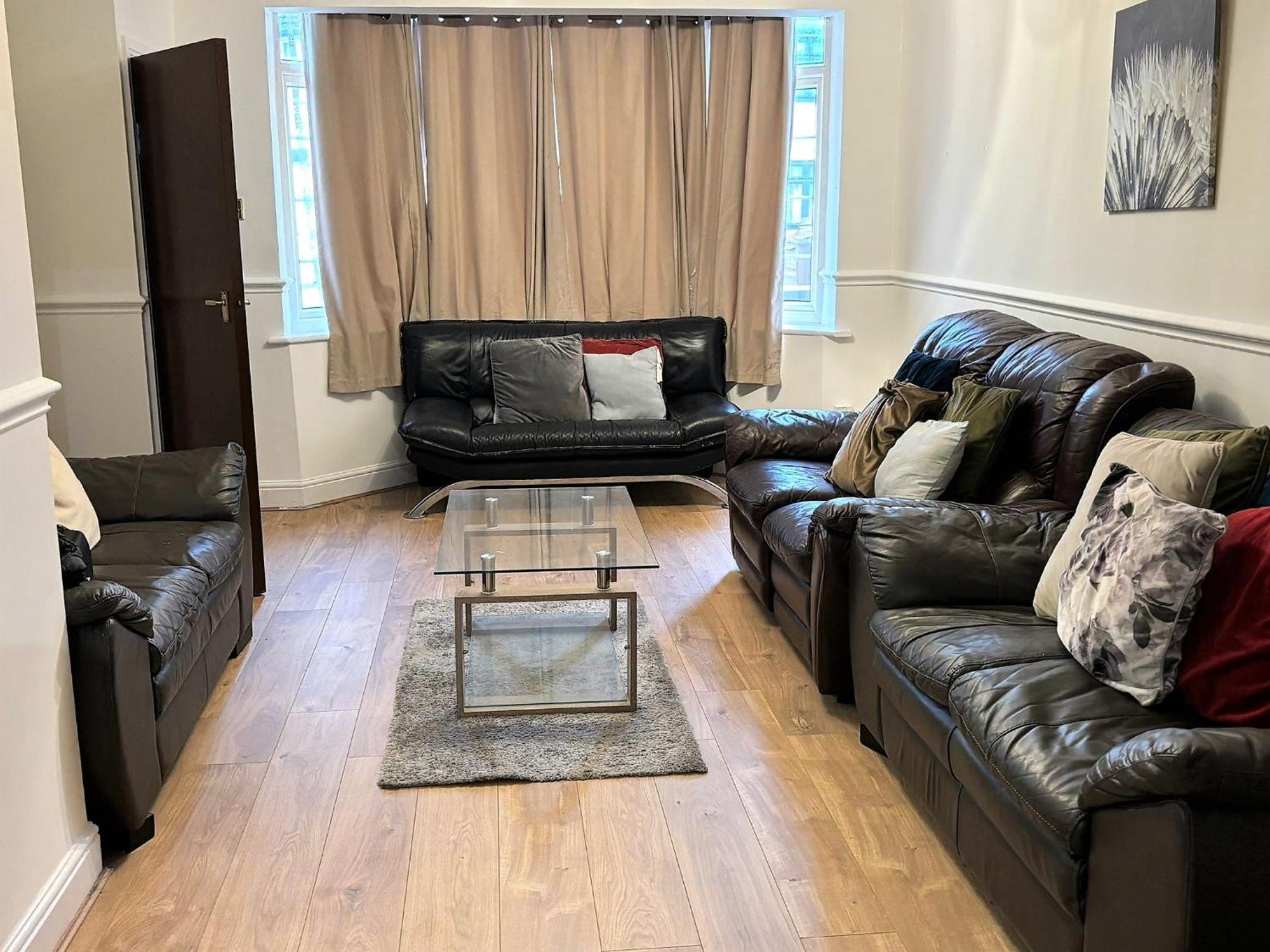 London Luxury 5 Bedroom House 2 Min Walk To The Tube Station Dagenham Bagian luar foto