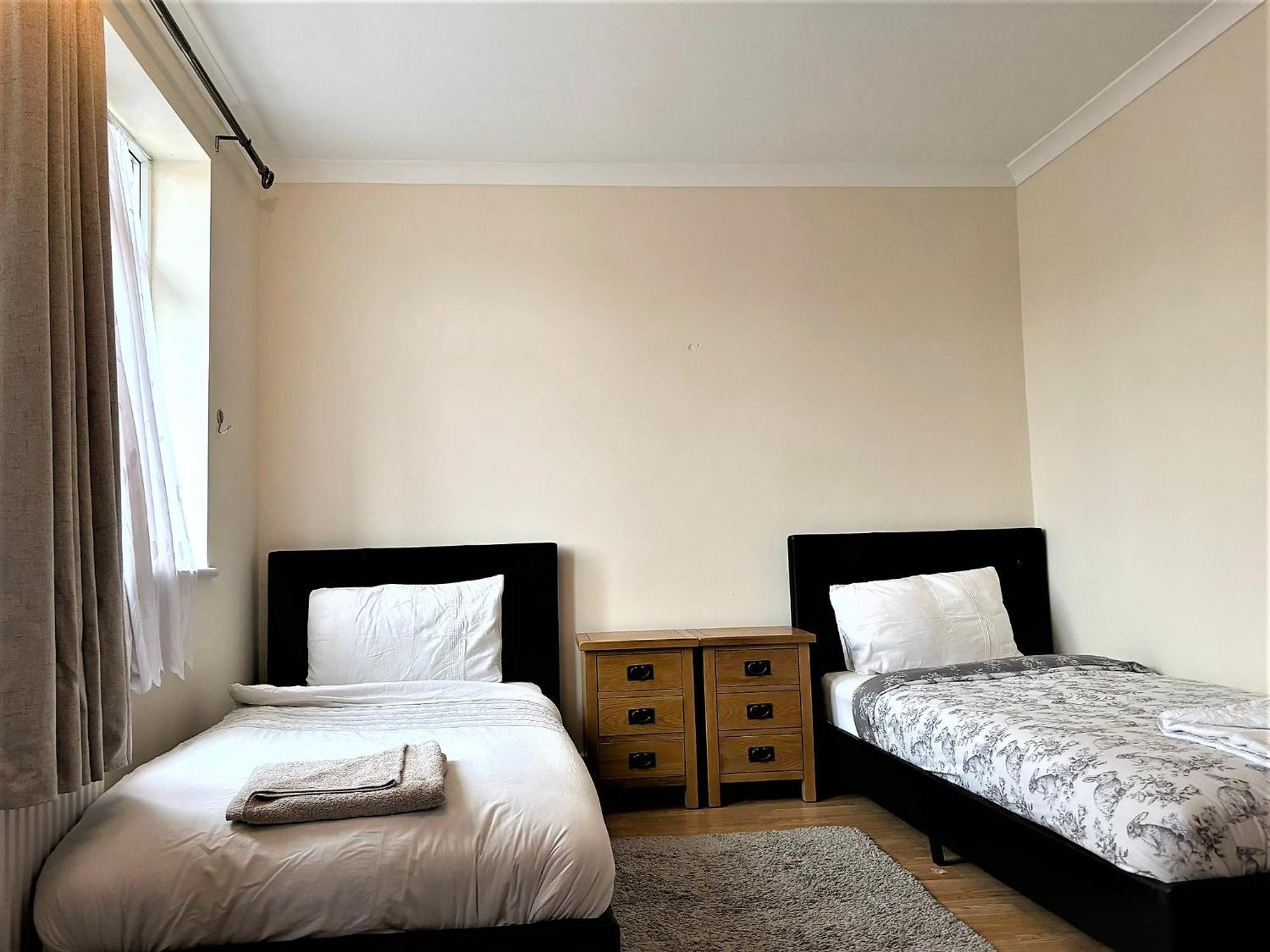 London Luxury 5 Bedroom House 2 Min Walk To The Tube Station Dagenham Bagian luar foto